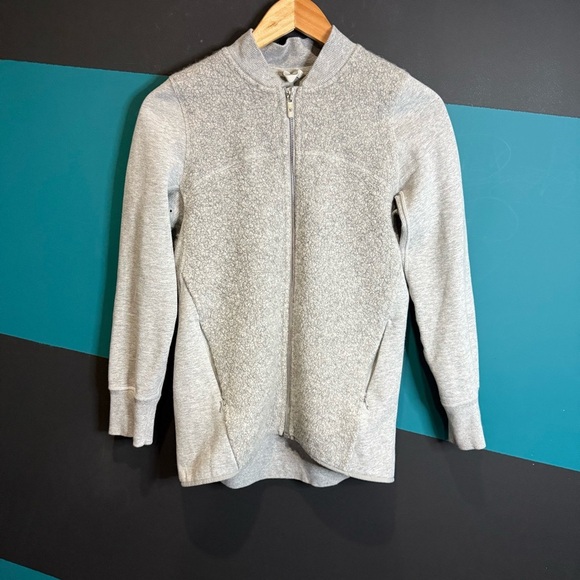 Lululemon Stand Out Sherpa Jacket
Heathered Core Light Grey / Silver Drop size 4 - Picture 4 of 13